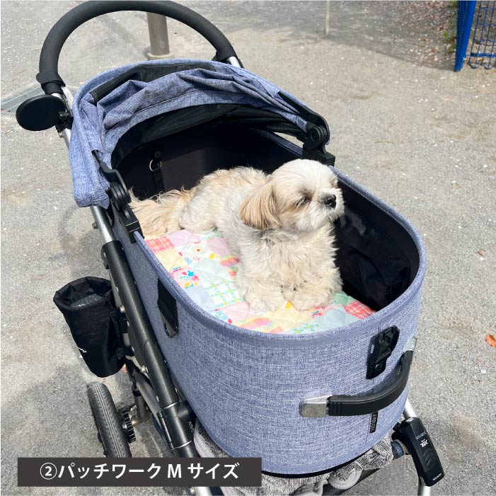 2025クールマット　モデル犬使用例　パッチワークMサイズ